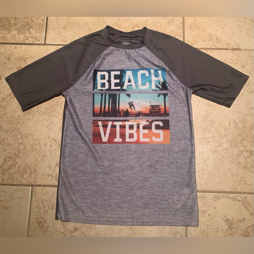 Old Navy Graphic Raglan-Sleeve Rashguard - Picture 5 of 8